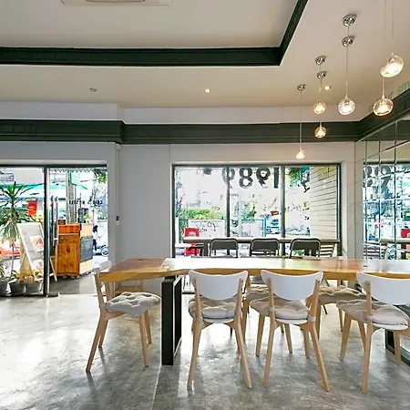 1989 Hostel & Cafe